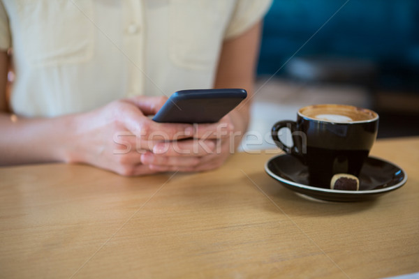 Donna cellulare tazza di caffè tavola coffee shop Foto d'archivio © wavebreak_media