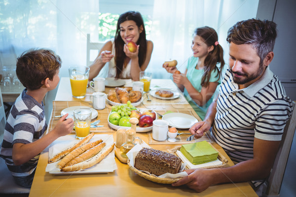 Familia feliz desayuno junto casa mujer nina Foto stock © wavebreak_media
