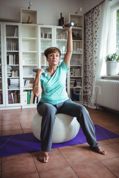 Senior Frau Hanteln Ausübung Ball Stock foto © wavebreak_media