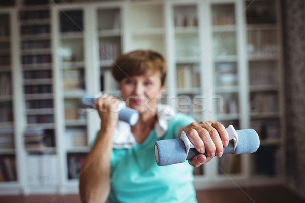 Idős nő testmozgás súlyzók otthon fitnessz Stock fotó © wavebreak_media