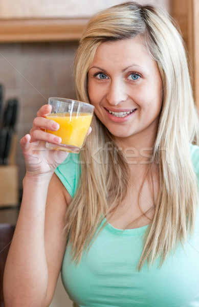 Entusiasta donna bere succo d'arancia cucina home Foto d'archivio © wavebreak_media
