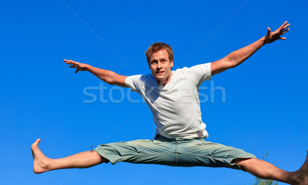 Erfreut Mann springen Luft blauer Himmel Himmel Stock foto © wavebreak_media