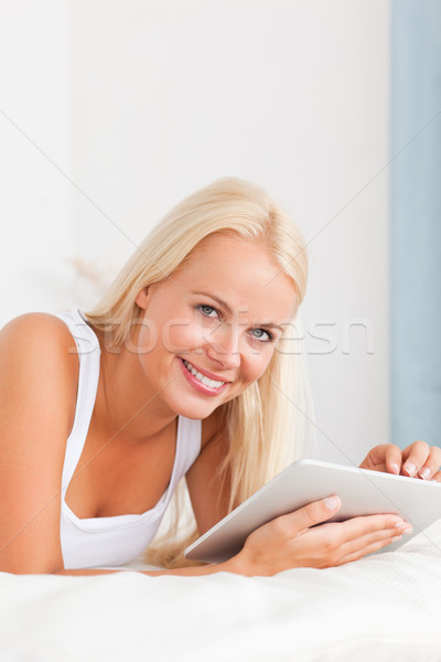 Retrato mujer sonriente dormitorio ordenador cara Foto stock © wavebreak_media