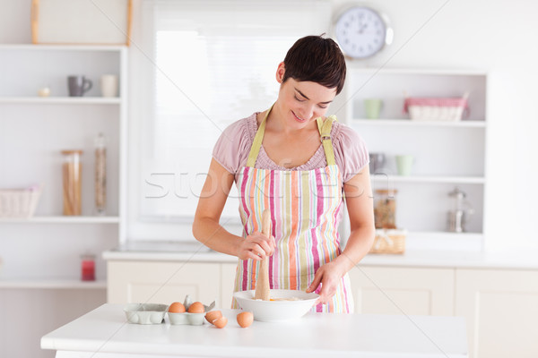 Brunette vrouw cake keuken ei brood Stockfoto © wavebreak_media