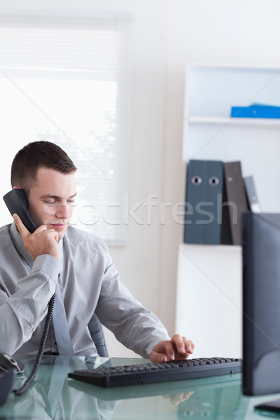 бизнесмен прослушивании звонящий по телефону набрав бизнеса компьютер Сток-фото © wavebreak_media