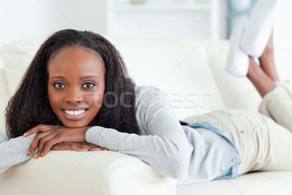 Femeie zambitoare tensiune canapea acasă camera de zi camera de zi Imagine de stoc © wavebreak_media