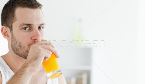 Foto stock: Retrato · feliz · homem · potável · suco · de · laranja · cozinha