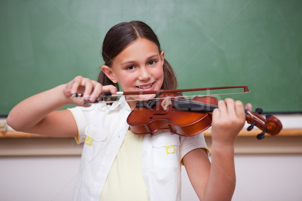 Uśmiechnięty uczennica gry skrzypce klasie muzyki Zdjęcia stock © wavebreak_media