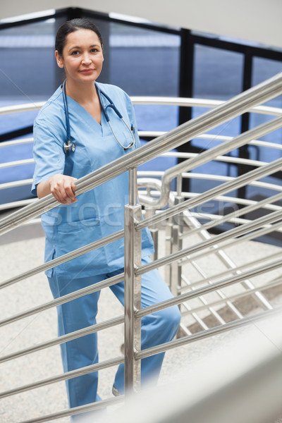 Stockfoto: Glimlachend · verpleegkundige · trappenhuis · ziekenhuis · gang · vrouw