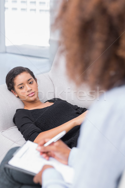 Mujer sofá mirando infeliz terapeuta negro Foto stock © wavebreak_media