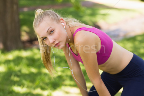 Obosit femeie frumoasa sport sutien parc frumos Imagine de stoc © wavebreak_media