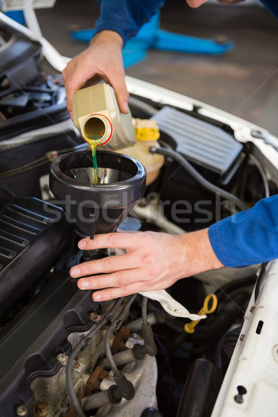 Mechaniker Gießen Öl Auto Autoreparatur Garage Stock foto © wavebreak_media