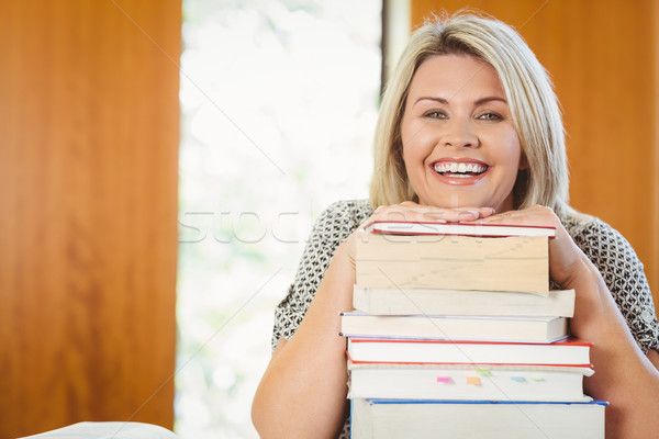 Souriant maturité étudiant livres [[stock_photo]] © wavebreak_media