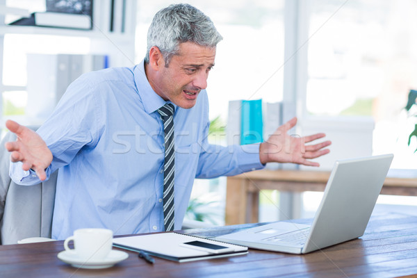 Verwechselt Geschäftsmann schauen Laptop-Computer Büro Mann Stock foto © wavebreak_media