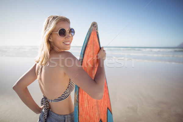 Portret uśmiechnięta kobieta deska surfingowa plaży Zdjęcia stock © wavebreak_media