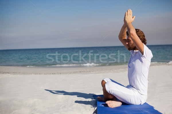 Yandan görünüş adam meditasyon plaj oturma egzersiz Stok fotoğraf © wavebreak_media