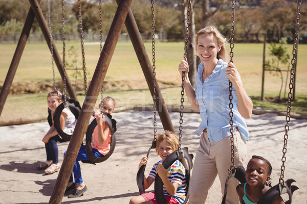 Foto stock: Retrato · entrenador · swing · escuela · Zona · de · juegos