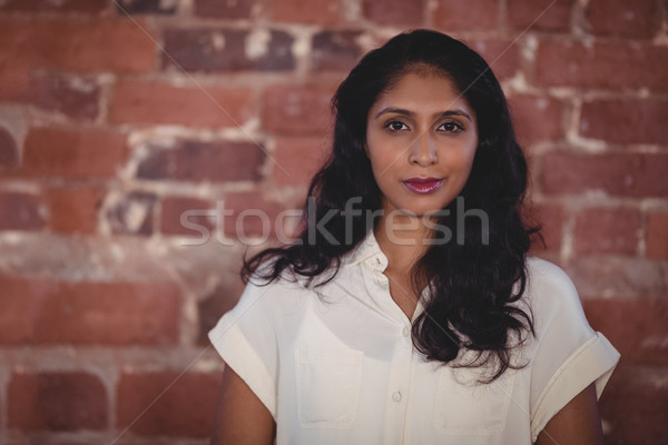 Portret tineri femeie profesional în picioare cafenea Imagine de stoc © wavebreak_media