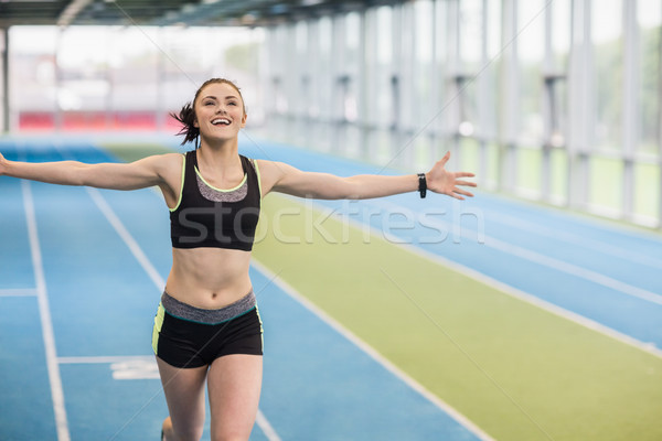 Geschikt vrouw lopen track juichen gymnasium Stockfoto © wavebreak_media