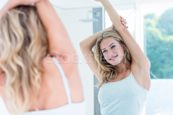 Zdjęcia stock: Uśmiechnięty · piękna · młoda · kobieta · patrząc · łazienka · lustra