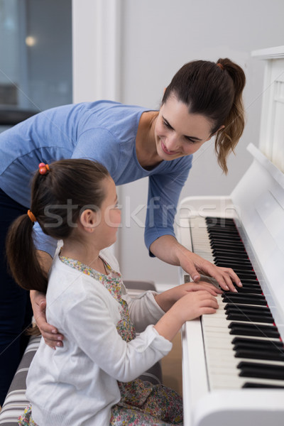 матери дочь играет фортепиано домой музыку Сток-фото © wavebreak_media