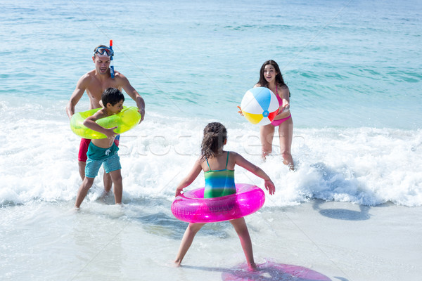 Boldog család játszik strandlabda tengerpart tenger part Stock fotó © wavebreak_media