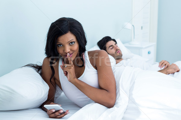 женщину мобильного телефона спальный кровать спальня телефон Сток-фото © wavebreak_media