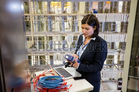 Tehnician lucru laptop concentrat serverul cameră Imagine de stoc © wavebreak_media