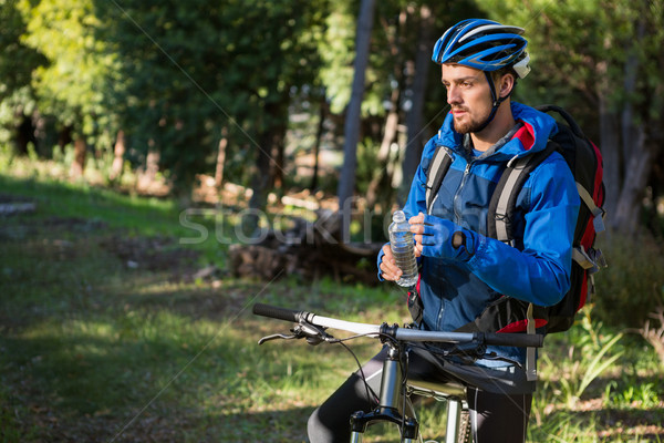 Homme montagne une bouteille d'eau permanent vélo [[stock_photo]] © wavebreak_media