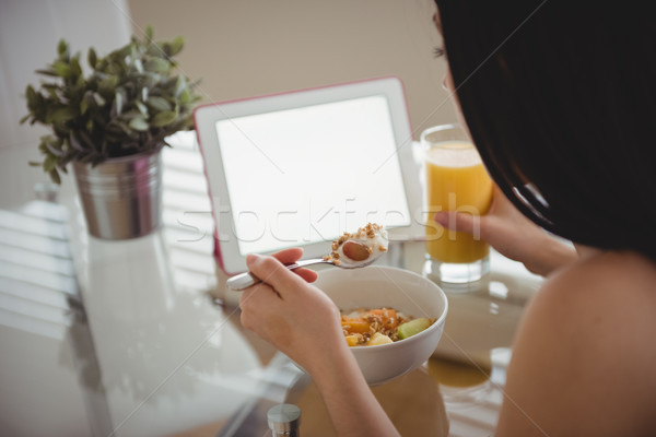 Frau Essen Frühstück mit Laptop Computer Technologie Stock foto © wavebreak_media