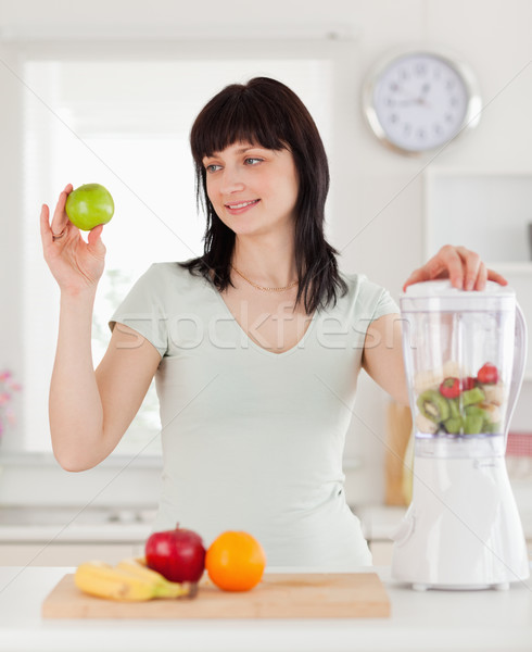 Foto stock: Bastante · morena · femenino · posando · pie · cocina