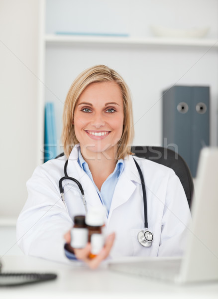 Foto stock: Sorridente · médico · medicina · escritório · mão