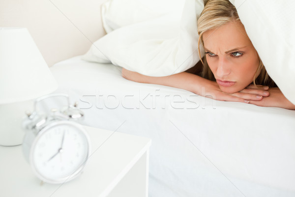 Niezadowolony kobieta w górę sypialni ręce bed Zdjęcia stock © wavebreak_media