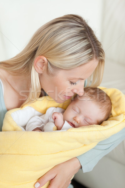 Afetuoso jovem mãe beijando adormecido bebê Foto stock © wavebreak_media