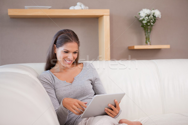 Młoda kobieta sofa Internetu laptop internetowych Zdjęcia stock © wavebreak_media