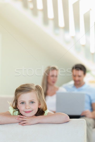 Zdjęcia stock: Uśmiechnięty · dziewczynka · rodziców · za · komputera · dziewczyna
