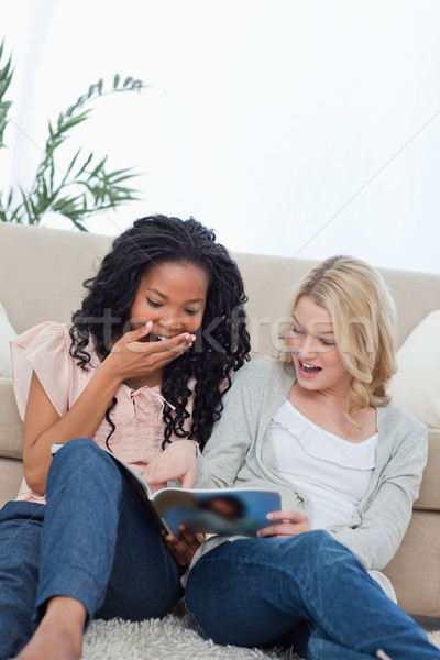 二 感到驚訝 年輕女性 坐在 下 閱讀 商業照片 © wavebreak_media