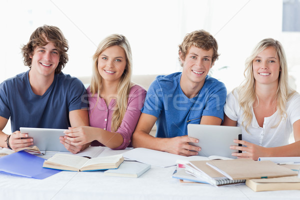 Souriant groupe élèves Rechercher caméra aider [[stock_photo]] © wavebreak_media