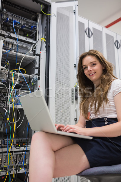 Femeie laptop stocare a datelor data center construcţie muncă Imagine de stoc © wavebreak_media