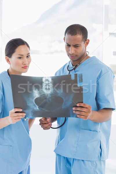 Twee chirurgen onderzoeken Xray heldere ziekenhuis Stockfoto © wavebreak_media
