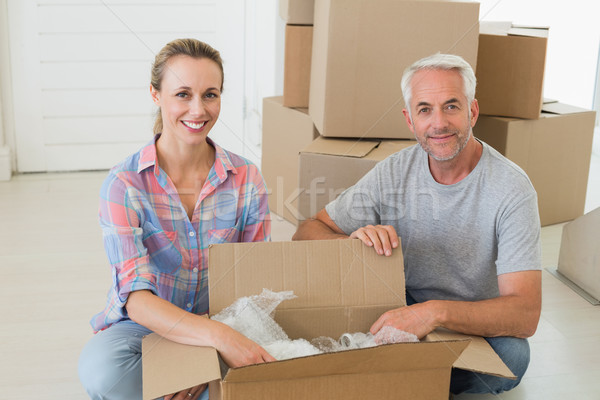 Stock fotó: Boldog · pár · karton · költözködő · dobozok · új · otthon · nő