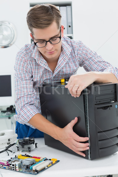 Tineri tehnician lucru spart calculator birou Imagine de stoc © wavebreak_media