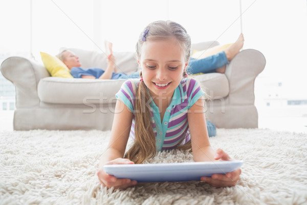 快樂的女孩 數字 片劑 地毯 家 母親 商業照片 © wavebreak_media