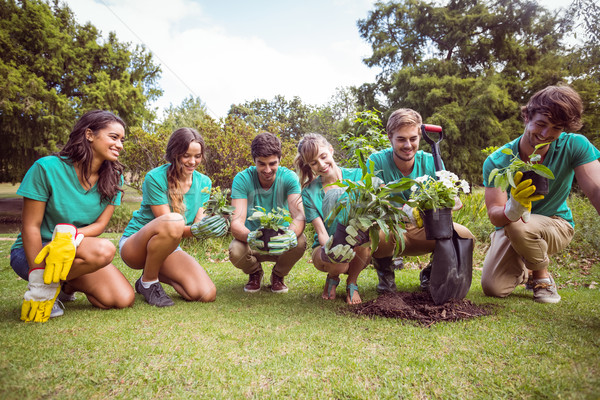 Glücklich Freunde Gartenarbeit Gemeinschaft Blumen Stock foto © wavebreak_media