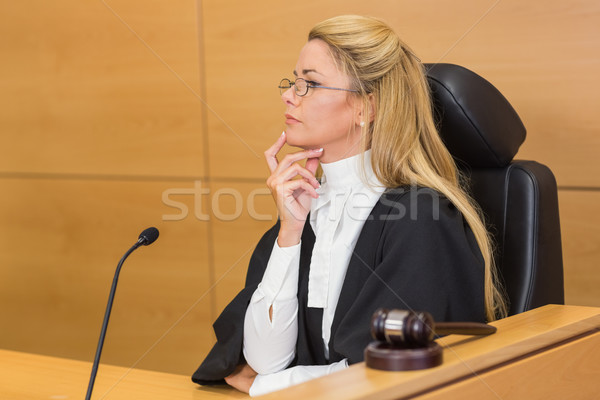 Foto stock: Popa · juiz · olhando · escuta · tribunal · quarto