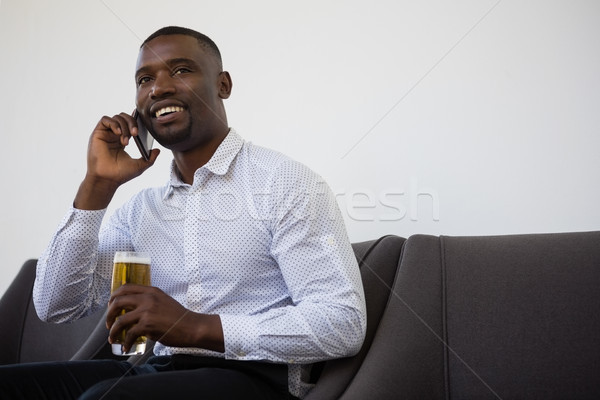 Geschäftsmann halten Bier Glas sprechen Telefon Stock foto © wavebreak_media