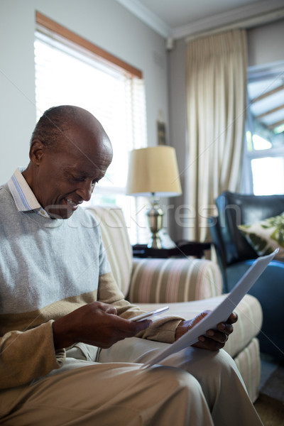 Mosolyog idős férfi telefon tart irat Stock fotó © wavebreak_media