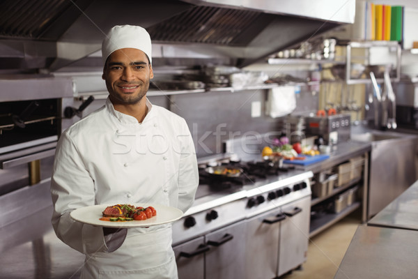 Sonriendo chef delicioso plato cocina Foto stock © wavebreak_media