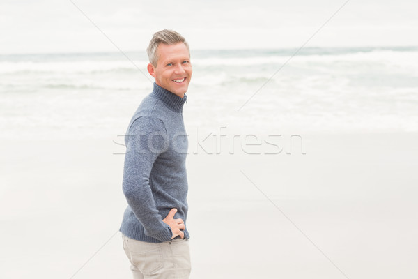 Homme permanent bord mer mains hanches [[stock_photo]] © wavebreak_media