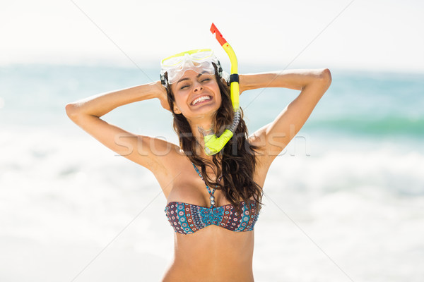 Mujer sonriente posando playa mujer agua Foto stock © wavebreak_media